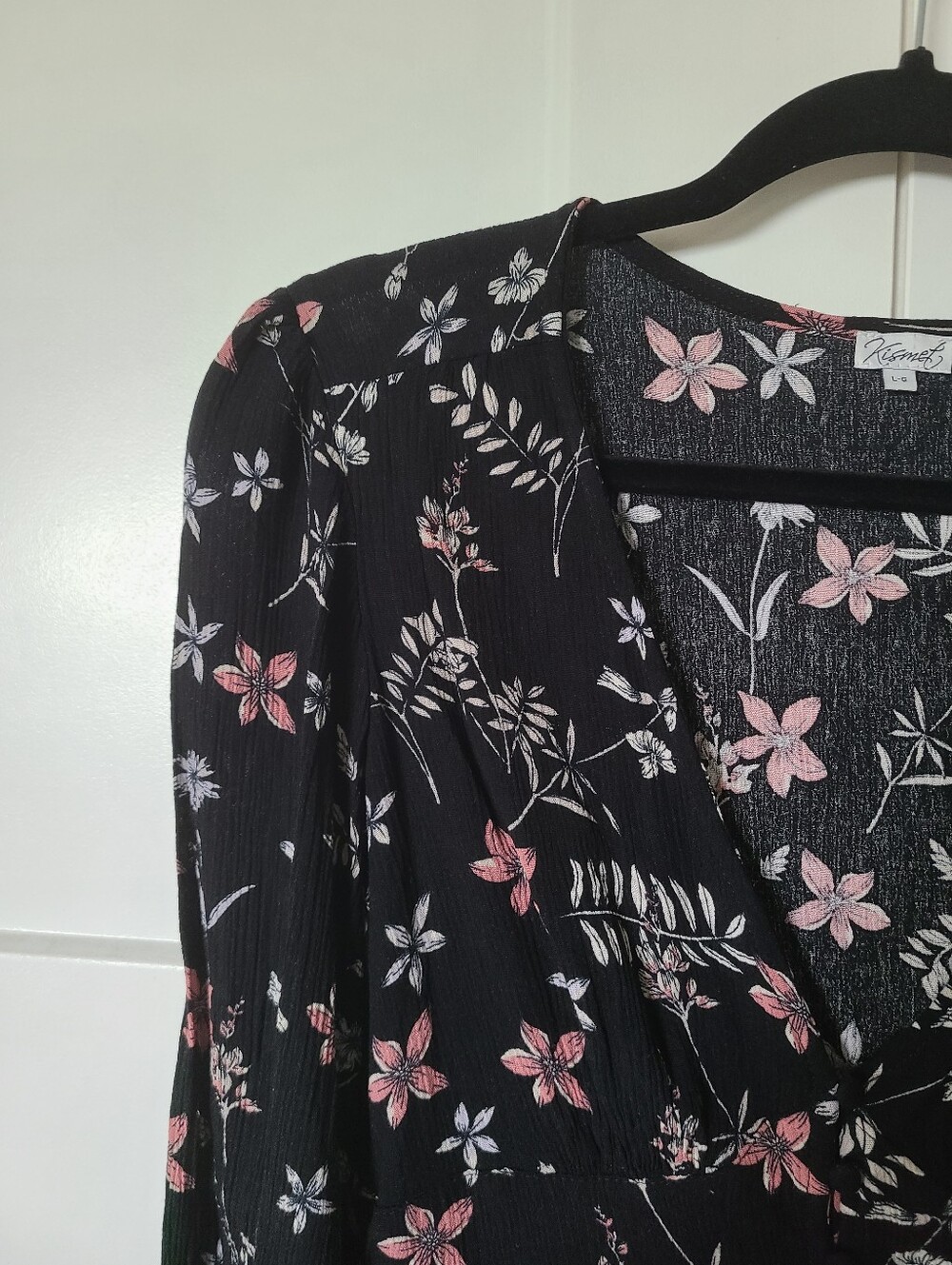 Kismet Black Floral Blouse W. Buttons - Picture 5 of 16